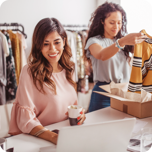 Dos mujeres con su servicio de Internet Fijo de Claro Negocios.
