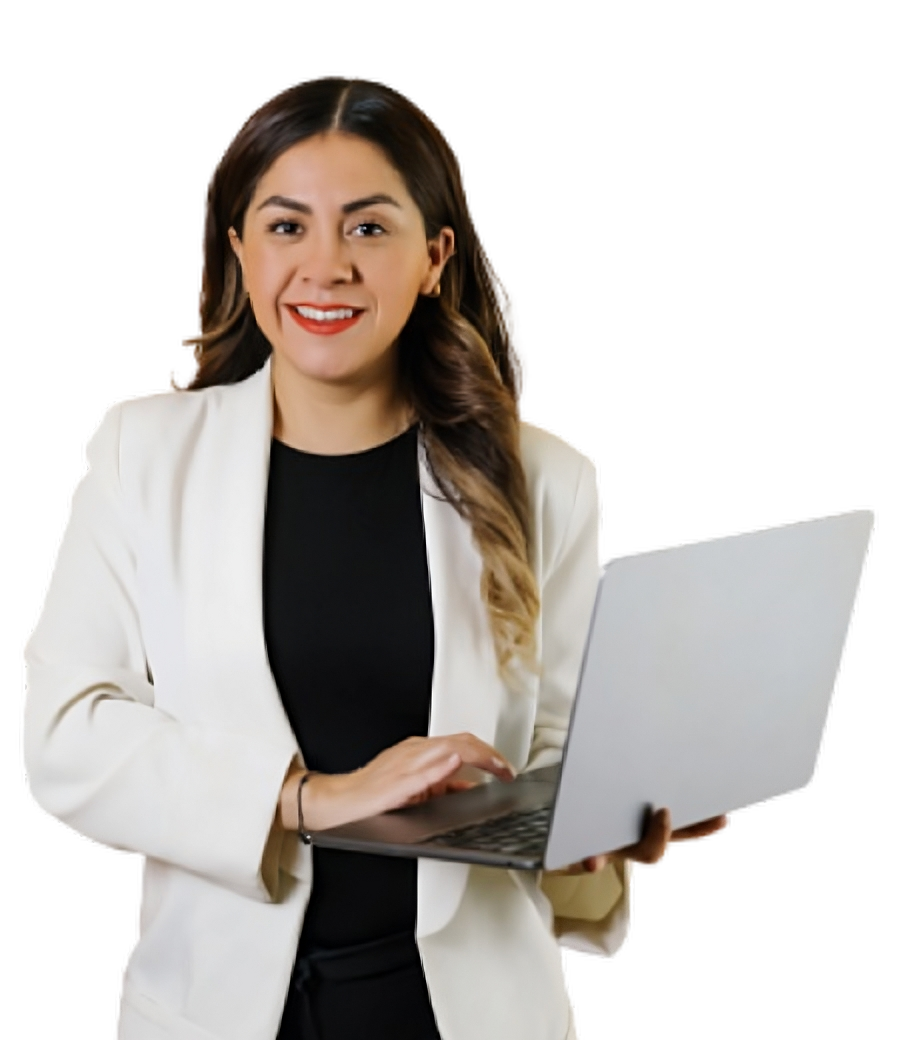 Mujer sonrie mientras utiliza el servicio de Arma tu Multiplan de Claro Negocios.