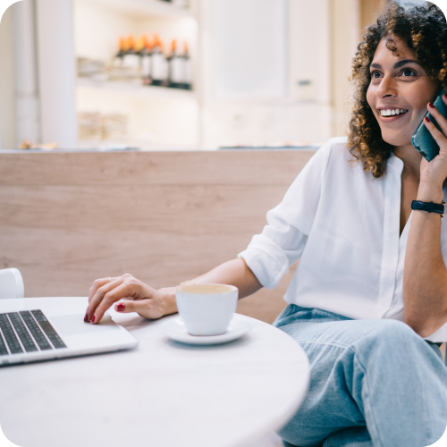 Mujer utiliza su servicio de Internet Móvil de Claro Negocios.