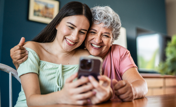Nieta y abuela tienen una videollamada con el servicio de ViLTE de Claro en Personas